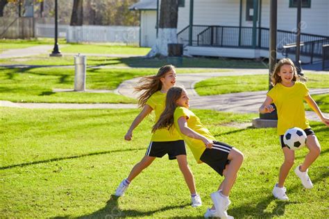 Fondo Amigo Niñas Adolescentes Jugando Fútbol Soccer En Un Parque Turf Grass Foto E Imagen Para