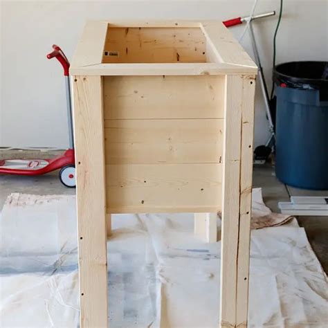 The diy project is the couple's first attempt on growing a vegetable garden, and it's a splendid start! 10 Free Raised Planter Box Plans for Your Yard or Porch
