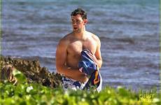 shirtless john krasinski blunt emily bradley cooper bikini pregnant body displays go clad size