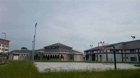 Panduan penulisan ini merupakan satu bentuk wadah bagi memberi pendedahan awal kepada warga pelajar kolej komuniti tanjung piai, khususnya pelajar semester 3 yang bakal menjalani tempoh latihan industri pada semester 4 untuk menghasilkan penulisan resume yang berkualiti sebelum memohon tempat latihan yang diingini. Tahniah Tuan Pengetua Cemerlang SMT Tuanku Jaafar Ke KV ...