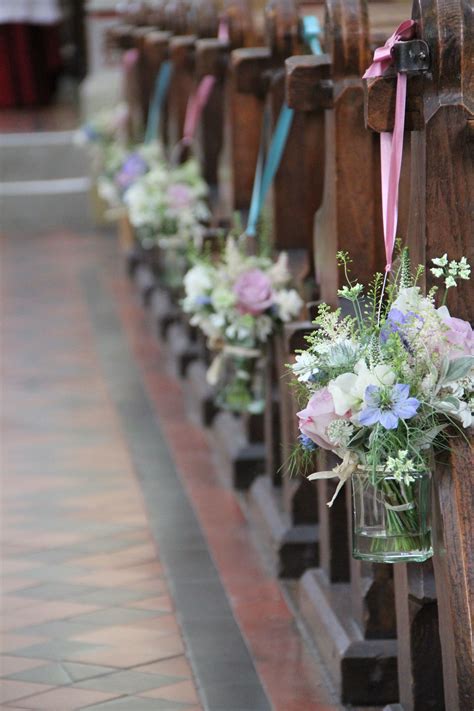 Bouquets De Fleurs Dans Des Bocaux Wedding Aisle Decorations Church