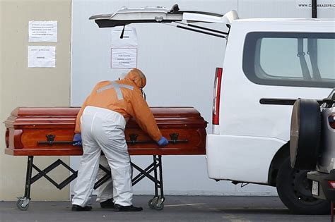 Desde el pasado lunes, el gobierno chileno ordenó una cuarentena absoluta en la periferia de la capital por el aumento. Chile prolonga la cuarentena en Santiago para contener la pandemia de coronavirus