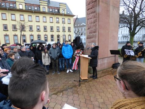 Allein in auschwitz wurden mehr als eine million menschen von den nationalsozialisten ermordet. Stadt begeht Holocaust-Gedenktag auf dem Synagogenplatz