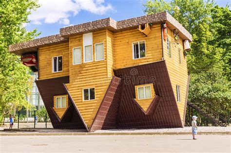 Im umgedrehten haus sind möbel, der kühlschrank und alles andere, was sich gewöhnlich auf dem. Umgedrehtes Haus In Der Russischen Ausstellungs-Mitte In ...