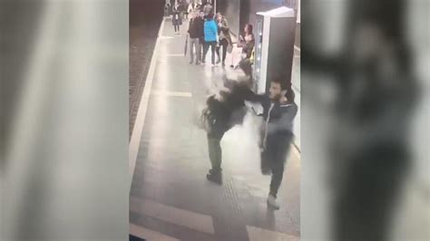 Prisión sin fianza para el hombre que agredió a varias mujeres en el metro de Barcelona El