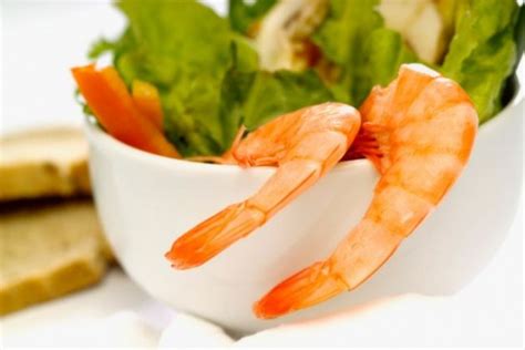 Podemos encontrar yodo en alimentos como los productos lácteos, mariscos, algas, huevos, y en definitiva, el yodo es muy importante para la metabolización de estas hormonas fundamentales para el el tener bocio también aumenta la posibilidad de padecer cáncer de tiroides, otro de los efectos. Alimentos con yodo para el funcionamiento del organismo
