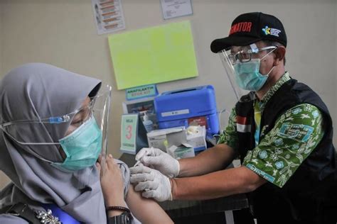 Pilih jadwal & lokasi vaksinasi kamu di loket.com. Vaksin Sinovac Tiba di Indonesia, Tidak Semua Orang Bisa Dapat, Anak-anak dan Kelompok ini ...