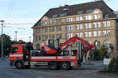 Das fertighaus von hanse haus. Kubota KX080-3α lässt sich vor dem Hansa-Haus in Krefeld ...