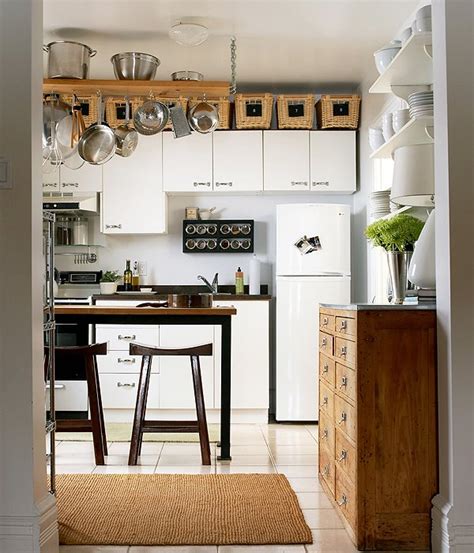 Analiza si es posible tirar una pared para abrir la cocina hacia una habitación más grande como la sala o el ideas para remodelar un baño con poco presupuesto. Small Kitchens with Big Style -- One Kings Lane