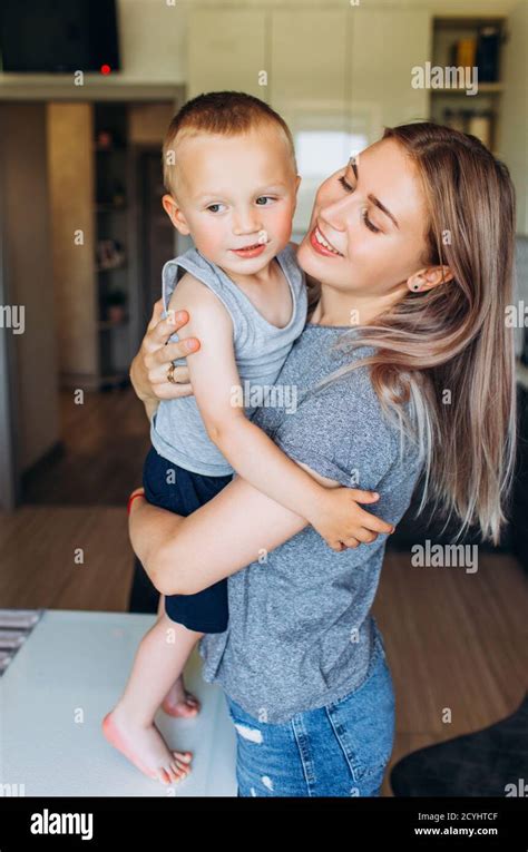 Maman Embrasse Son Fils Dans La Cuisine Famille Dans La Cuisine Photo