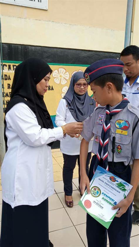 Memberi maksud mencintai sukan merah : Penyampaian Lencana Kemajuan Pengakap | SK FELDA INAS ...