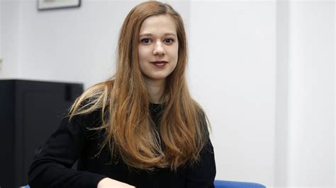Po maturitě v roce 2015 byla přijata na damu, obor alternativní a loutkové herectví. Sexuální predátor poslal na tvůrce dokumentu V síti ...