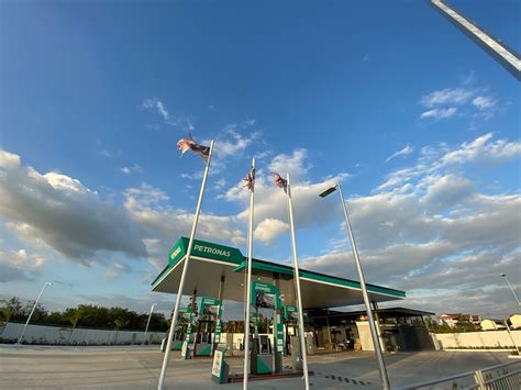 Walaupun yang diutarakan oleh beberapa orang yang saya temui itu memang benar. Anak Pahang buka stesen minyak PETRONAS konsep kontena ...