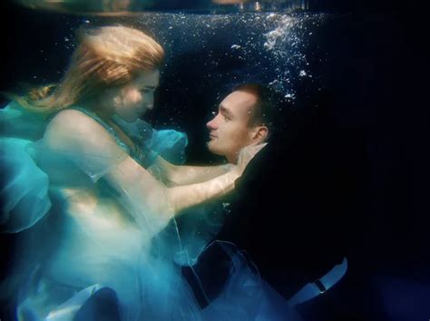 Beautiful Couple Dancing Underwater — Stock Photo © Katerynamostova