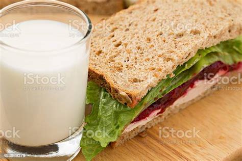 Segelas Susu Dan Sandwich Foto Stok Unduh Gambar Sekarang Roti Lapis Makanan Susu