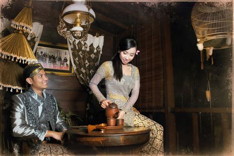 Kunjungi kotagede, kalian bisa mengangkat tema tradisional jawa atau casual. Fotografi: prewedding indoor