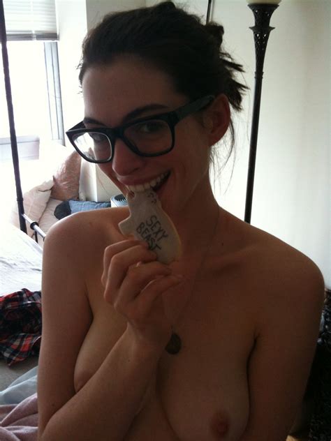 Anne Hathaway Nude Leaked 13 Photos The Fappening