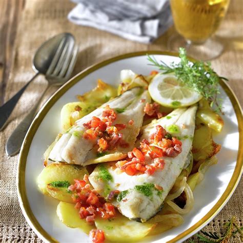 Siempre queda bien y es sencilla de preparar. Lubina al horno con patatas - Lecturas
