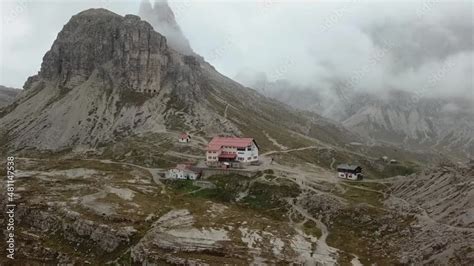 Refugio En Tre Cime Di Lavaredo Dolomites Italia Vídeo De Stock