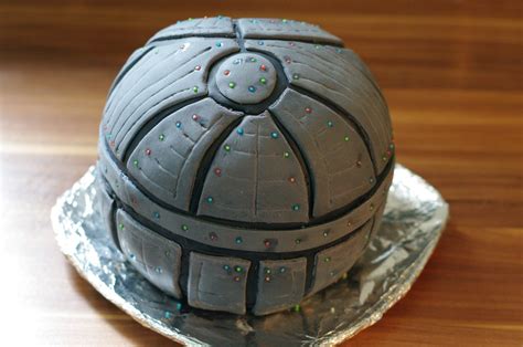 Eine seit langem kastenform (calcium30 cm) via sanella. Star Wars Todesstern Torte - Torten - Franzis Backstube