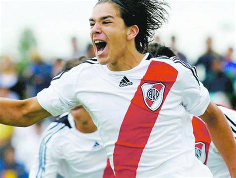 Sta creando polemica il passaggio di giuliano simeone, terzogenito di diego pablo simeone e fratello dell'ex viola giovanni, dal river plate proprio all'atletico madrid del padre. Giovanni Simeone, hijo del 'Cholo', firma un contrato ...