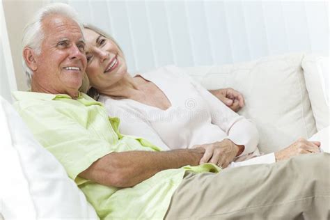 Glückliche älterer Mann U Frauen Paare Die Zu Hause Lächeln Stockbild Bild Von Frau Sitzung