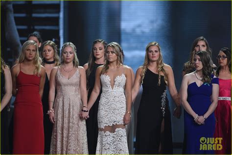 Photo Aly Raisman And 140 Survivors Of Larry Nassars Abuse Receive Courage Award At Espys 2018