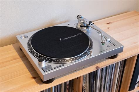 Three Reasons Why Vinyl Turntables Have Made A Comeback London Tv