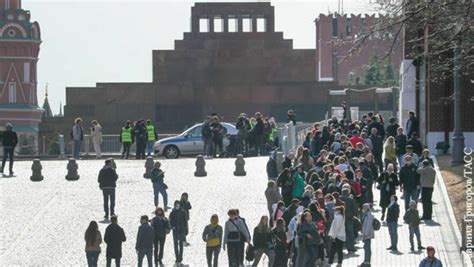 PIC OF THE DAY There Are Queues To The Remains Of Lenin In The Mausoleum Again We Are