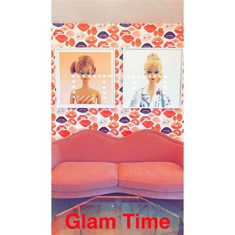 Kylie Jenners Glam Room Has A 10000 Neon Sign Glam Room Kylie Jenner Fashion Room