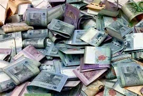 Kumpulan meme lucu gambar uang banyak, foto uang tumpukan banyak, gambar uang bergerak, duit rupiah banyak banget, photo uang gokil online. Tips Simpan Duit Cara Tabung 'Paksa Rela', Lelaki Ini ...