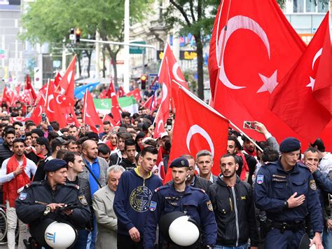 Insgesamt nahmen am samstag etwa 10.000 menschen an der kundgebung teil, darunter am samstag kam es in wien zur bislang größten demonstration in österreich gegen die. Erneute Demonstration von Erdogan-Anhänger in Wien ...