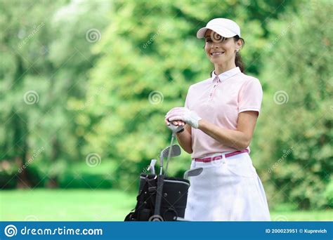 Golf Femenino Junto Al Campo De Golf Imagen De Archivo Imagen De