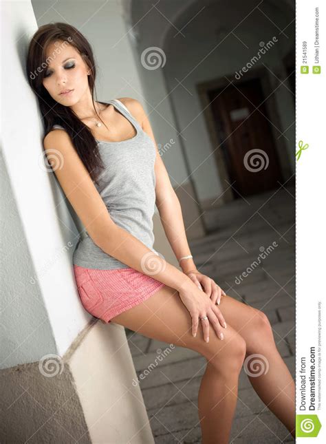Jeune Pose Mince De Femme De Brunette Image Stock Image Du Pose Beaut