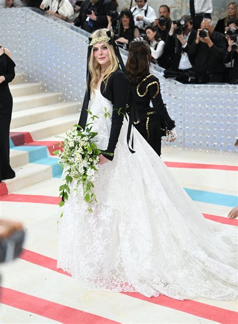 elle fanning tinh tế chọn hoa cúc làm điểm nhấn khi xuất hiện tại met gala 2023 làm cha mẹ