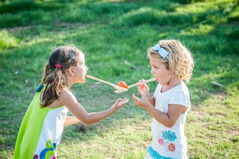 No te pierdas estos juegos para entretener a los niños y jugar en la calle o en casa. Juegos Infantiles Al Aire Libre Para Niños De Tres Años ...