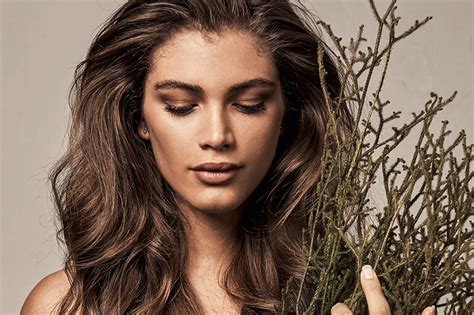 Modelo Brasileira é A Primeira Trans A Fotografar Para A Victoria´s Secret