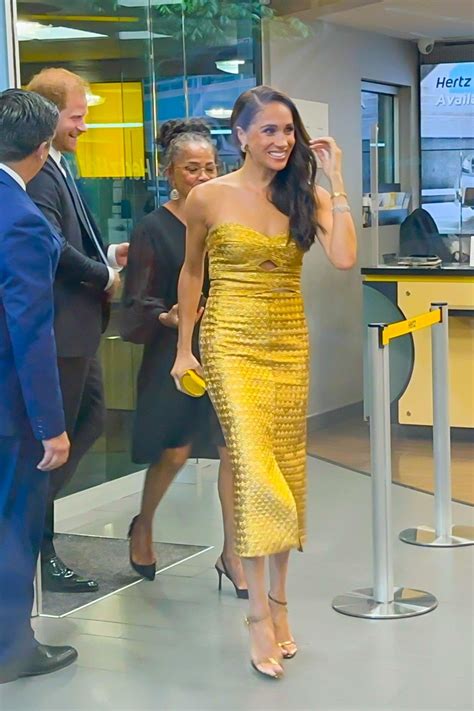 Meghan Markle Wore Gold Metallic Dress Woman Of Vision Awards