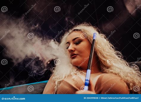 Linda Garota Fumando Prostituta Na Boate Exalar Fumo Garota Sexy Fuma Prostituta Foto De Stock