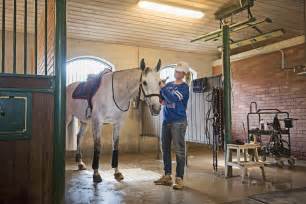 Malin shows an exercise that she uses when working on having the horse straight and in a nice rhythm. Malin: "Att bli nöjd måste vara det tråkigaste som finns ...