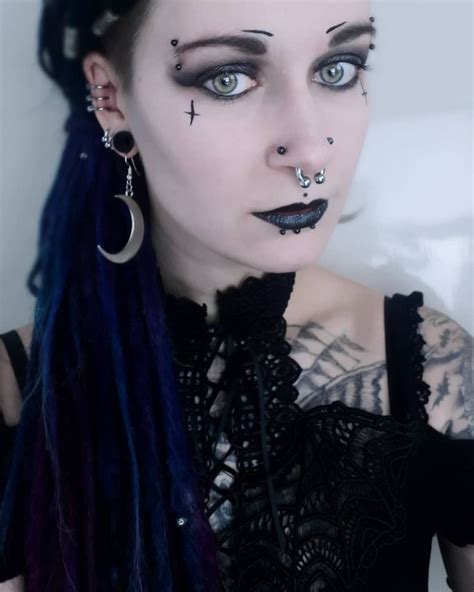 Pin By Janny Shem On Quick Saves Model Black Fashion Gothic Makeup