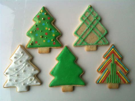 Whether you're frosting christmas trees, cookie ornaments, or simple geometric shapes, polka dots add the most visual interest for the least amount of effort. trees! | Christmas sugar cookies, Cookie decorating, Sugar ...