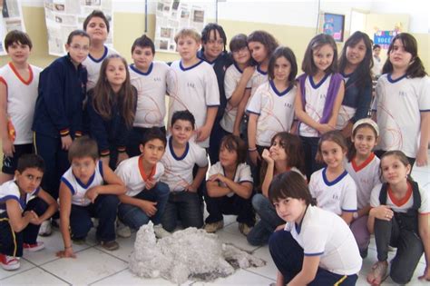Mas com o monstro crescendo dez vezes seu próprio tamanho por dia, angus descobre que fica cada vez mais difícil manter essa nova amizade em segredo. Meu Monstro de Estimação — Instituto Americano de Lins