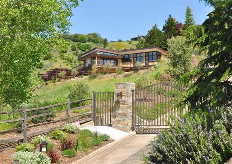 15 Hillside Homes That Know How To Embrace The Landscape