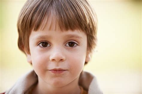 Kleiner Junge Mit Lustigem Gesicht Stockbild Bild Von Porträt