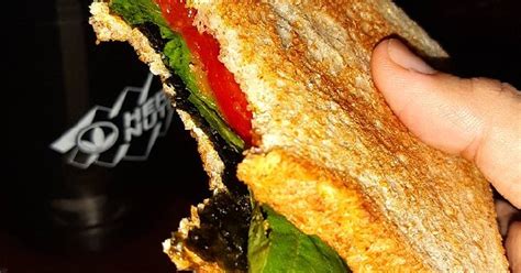 Hal ini karena roti gandum memiliki kadar kalori dan kadar gula yang lebih rendah serta gandum mengandung serat yang padat dan dapat membuat perut kenyang lebih lama. Resep Sandwich sehat hanya 200 kalori oleh Heruld - Cookpad