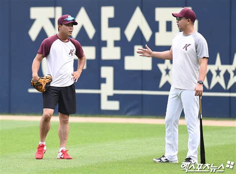 송우현 은 kbo 리그 키움 히어로즈의 외야수이다. 송우현 오윤 코치 조언 들으며포토 | 한경닷컴