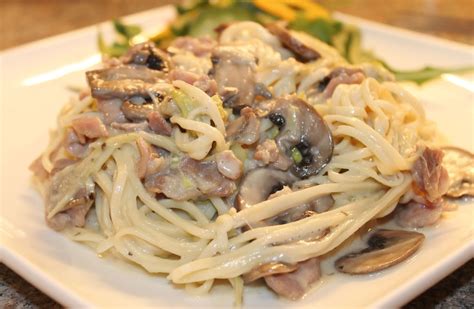 Spaghetti carbonara, one of the most famous pasta recipes of roman cuisine, made only with 5 simple ingredients: 31 Best Easy Pasta Carbonara Recipes You Should Give A Try ...