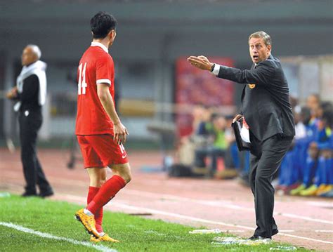 China S National Team Coach Alain Perrin Right Is Animated