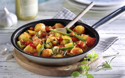 Vegetarische Knödel -Pfanne mediterraner Art